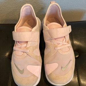 Nike tennis shoes for girls
